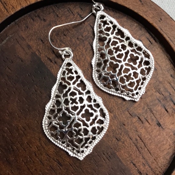 GRATEFULMAKER Jewelry - HP! NEW💙💎GORGEOUS FILIGREE EARRINGS💎💙BEAUTIFUL